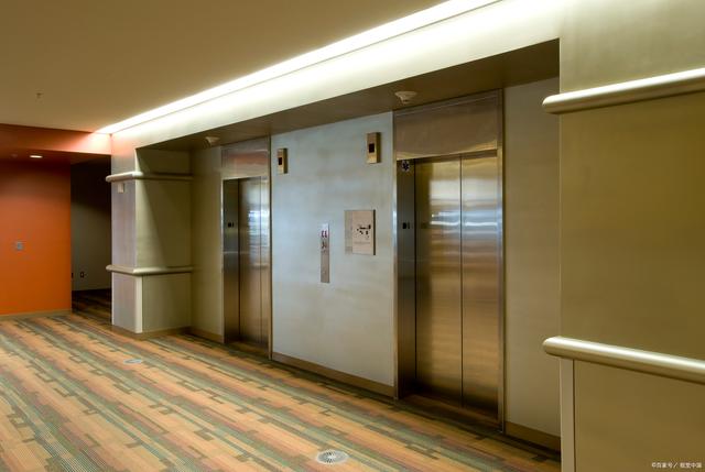 电梯安全性的重要性及层门自动关闭装置的作用原理