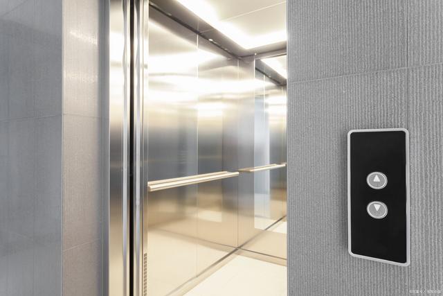 电梯门挡板和门框：保护与支撑的重要部件
