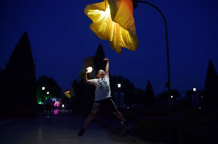 “深林觅境”梦幻光影夜登录北京世界花卉大观园