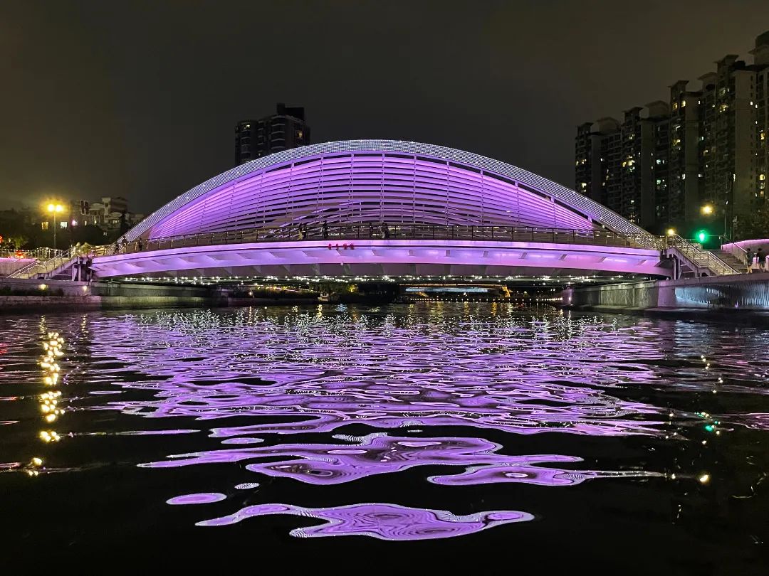 上海昌平路桥成为苏州河首个亮灯桥底