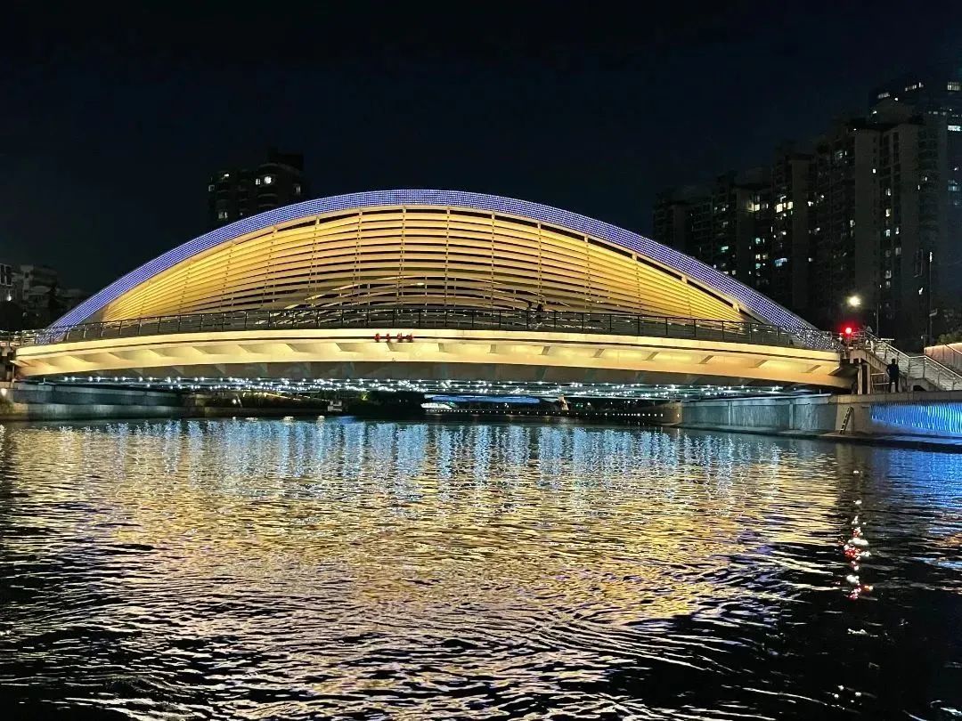上海昌平路桥成为苏州河首个亮灯桥底