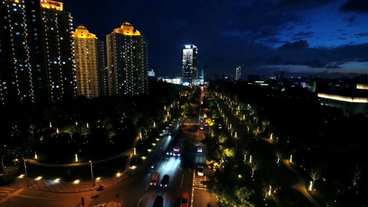 上海闵行区点亮升级版的沪闵路景观灯光