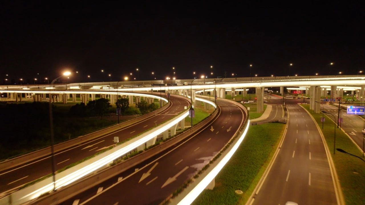 杭州余杭区对运溪高架路亚运重点保障路段实施亮化工程