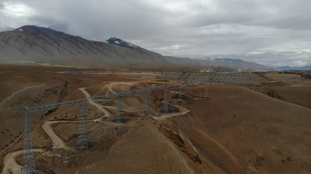 西藏阿里普兰机场灯光廊桥安装顺利完成
