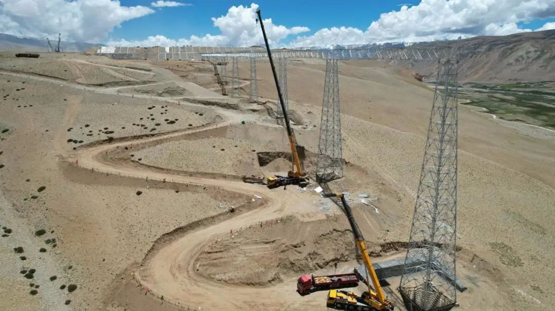 西藏阿里普兰机场灯光廊桥安装顺利完成