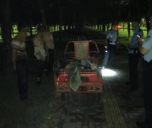 广西北海3名男子深夜偷挖10多米照明电缆，被当场抓获