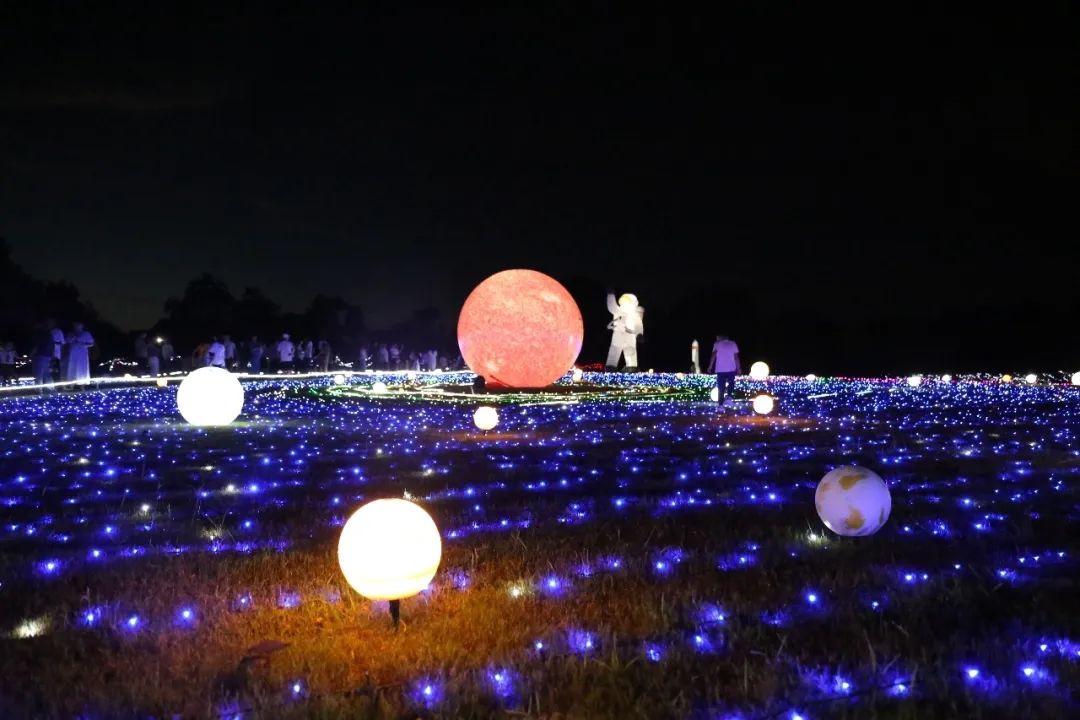 浪漫星球灯光秀为上海金山区廊下郊野公园夏夜生活季拉开序幕
