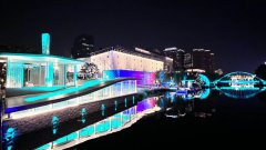 北京朝阳区亮马河上演璀璨灯光秀