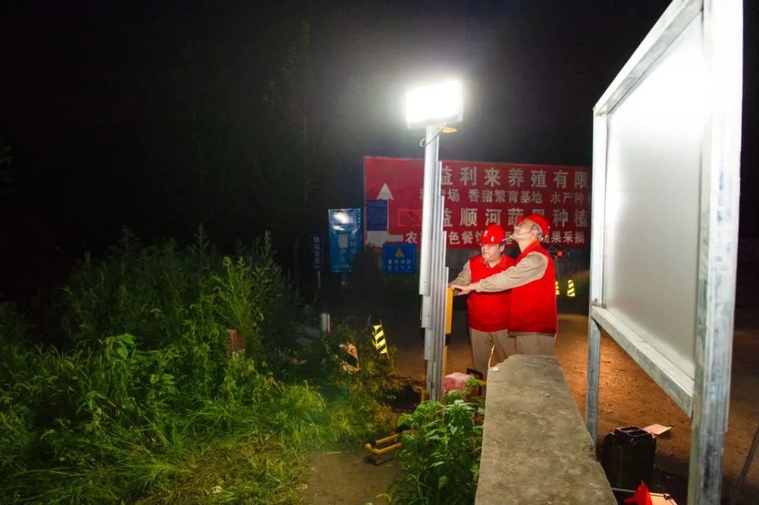 天津西青区防汛堤坝连夜加装照明装置