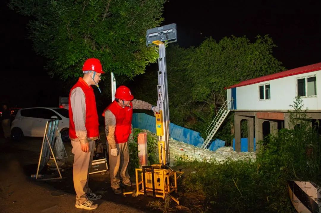 天津西青区防汛堤坝连夜加装照明装置