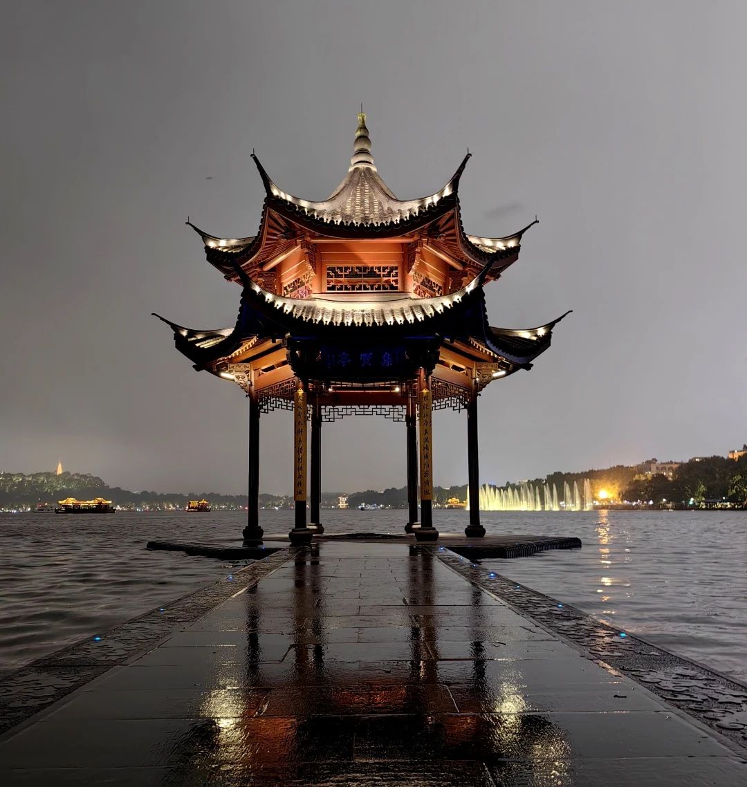 精心“梳妆”！杭州西湖夜景灯光提升亮相！