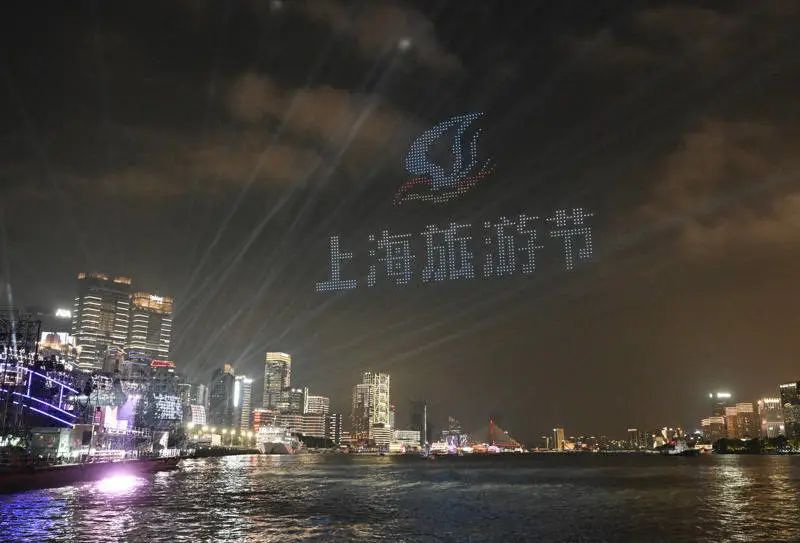 千架无人机灯光秀照亮上海北外滩