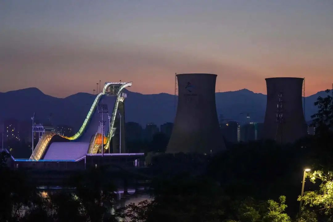 北京首钢园服贸会“夜景模式”已开启