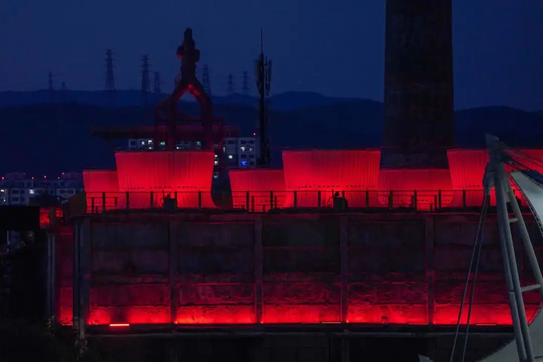 北京首钢园服贸会“夜景模式”已开启