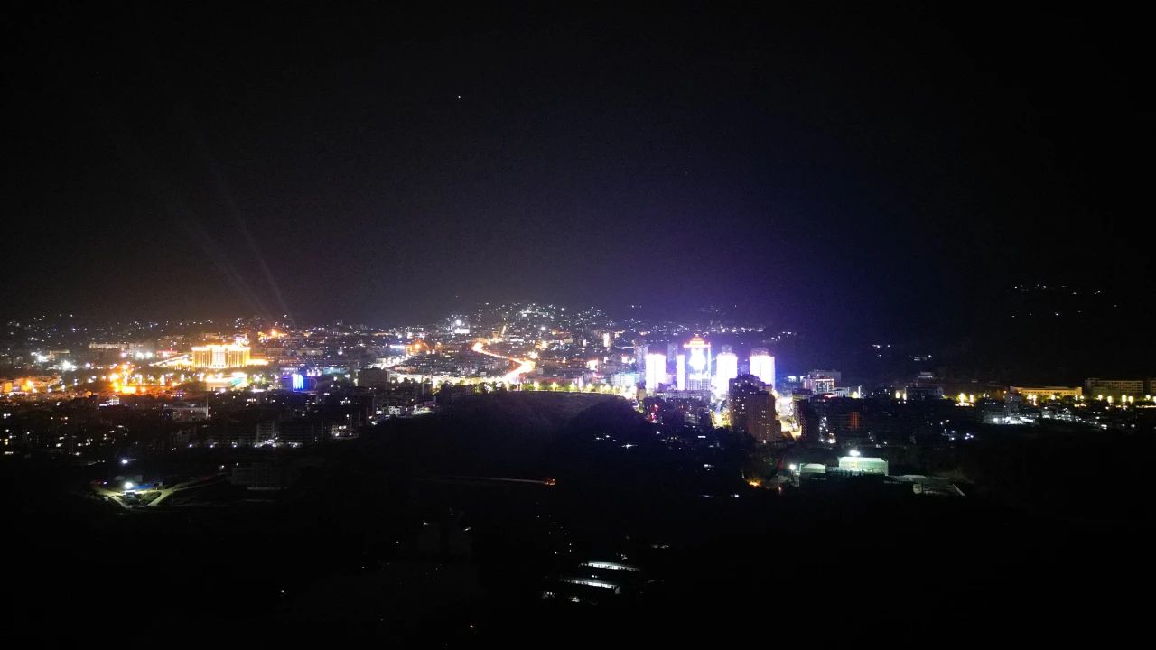 新装路灯提升云南临沧市永德县县城人民夜生活品质
