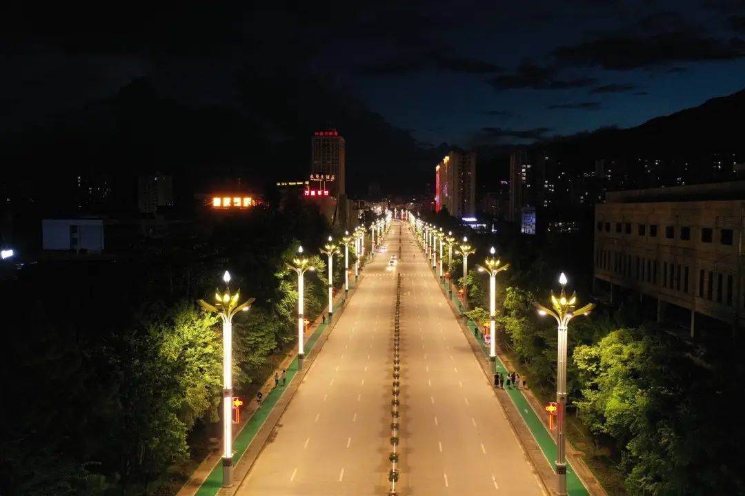 新装路灯提升云南临沧市永德县县城人民夜生活品质