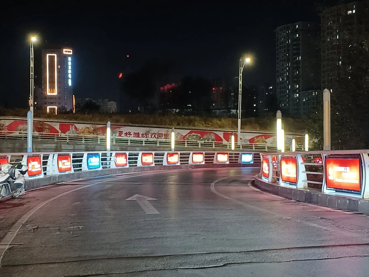 山东潍坊火车站北广场亮化工程打造“亮眼”广场