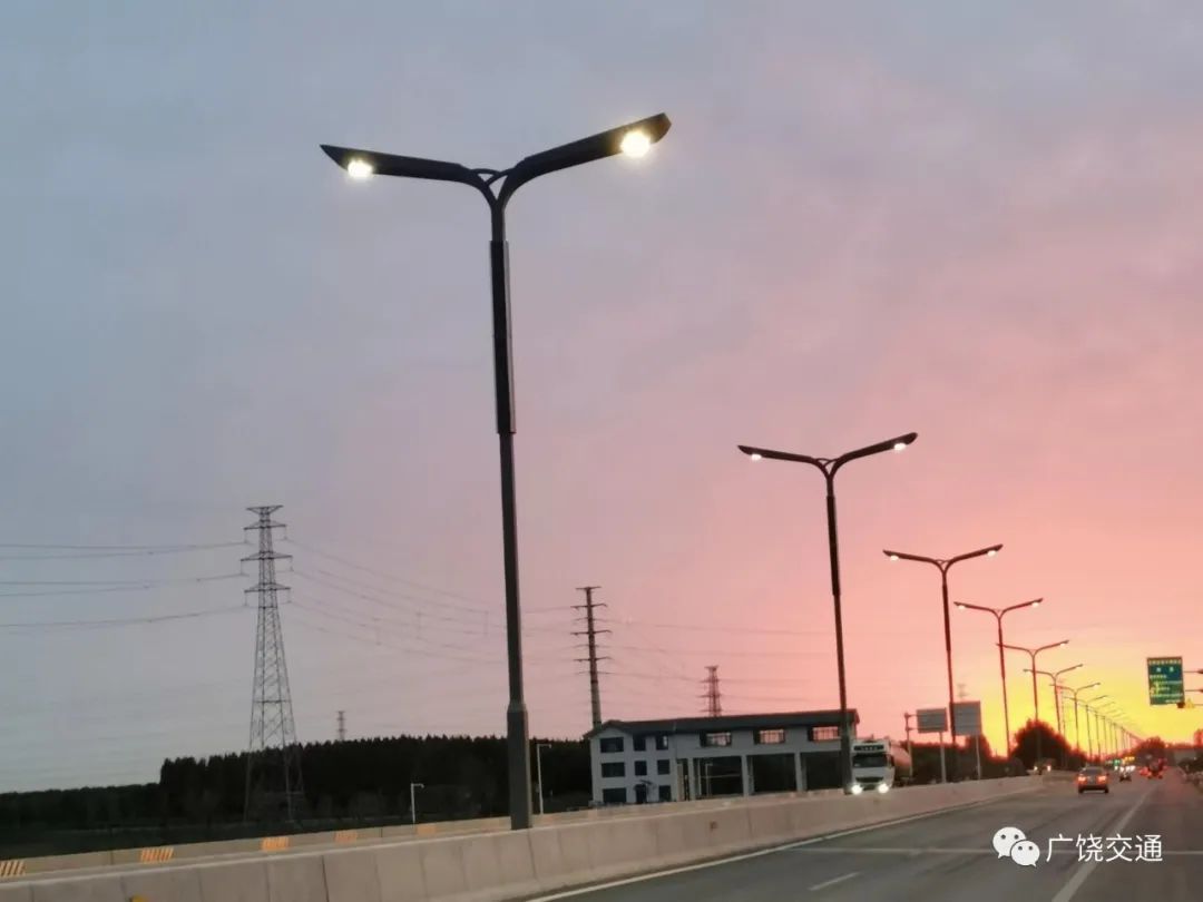 山东东营广饶县石大路拓宽改造路段216盏太阳能路灯安装完毕